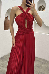 Elegante vestido de noche con cuello halter y pliegues sólidos